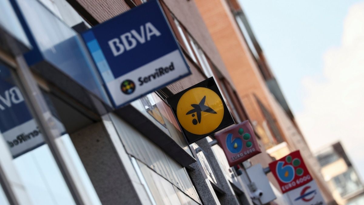 Los únicos bancos que han dejado de cobrar comisiones en 2025 aunque no tengas nómina Billetes y monedas de euro