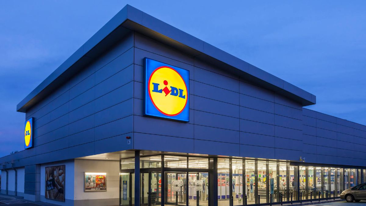 Lidl pone a la venta un nuevo electrodoméstico perfecto para cocinar en la terraza por solo 44 euros Fachada de un supermercado Lidl