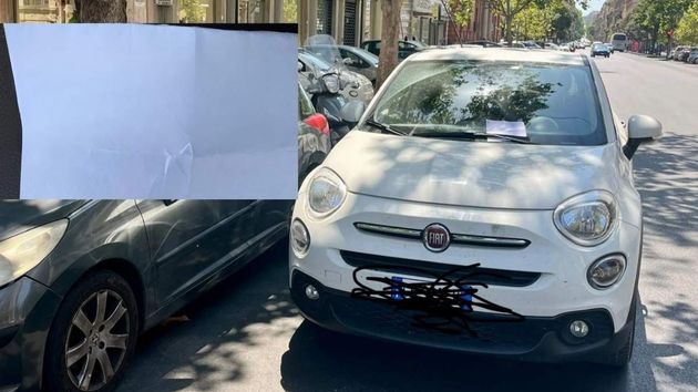 Un coche aparcado en tercera fila y una nota