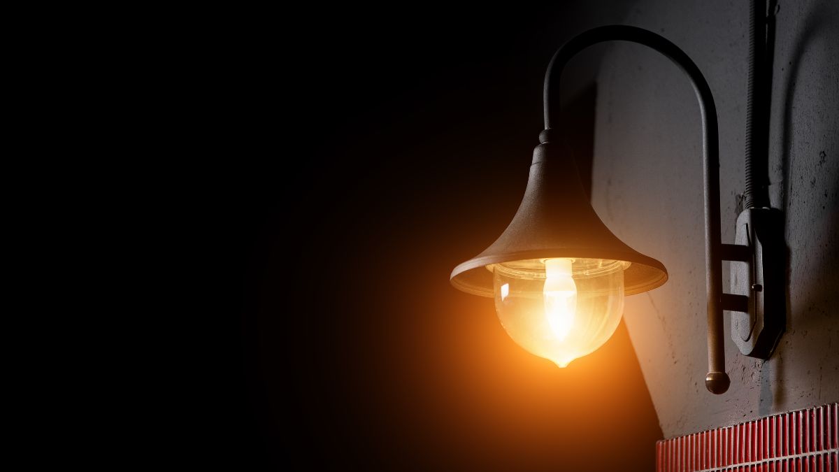 Precio de la luz lunes, 21 de julio de 2025 Farola encendida en la oscuridad