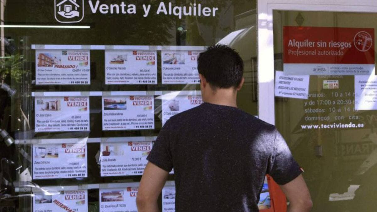 Un cliente de una inmobiliaria ve los anuncios de alquiler y venta de vivienda.