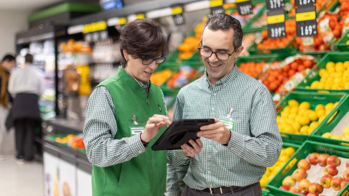 Ofertas de empleo hoy 21 de julio de 2025 en España: últimas vacantes publicadas para sector público y privado Dos empleados de Mercadona