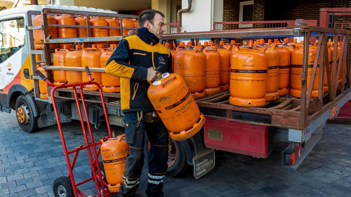 El nuevo precio de la bombona de butano a partir de esta semana y hasta septiembre Un repartidor con bombonas de butano