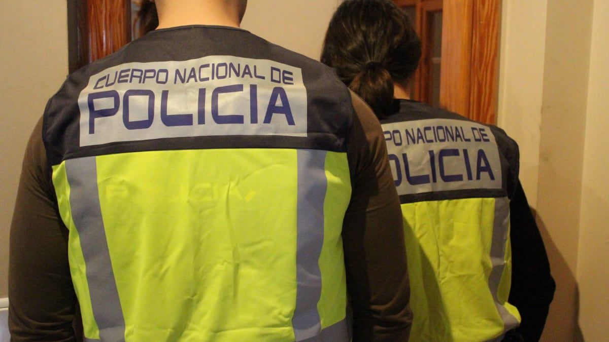 Dos agentes de la Policía Nacional Dos agentes de la Policía Nacional