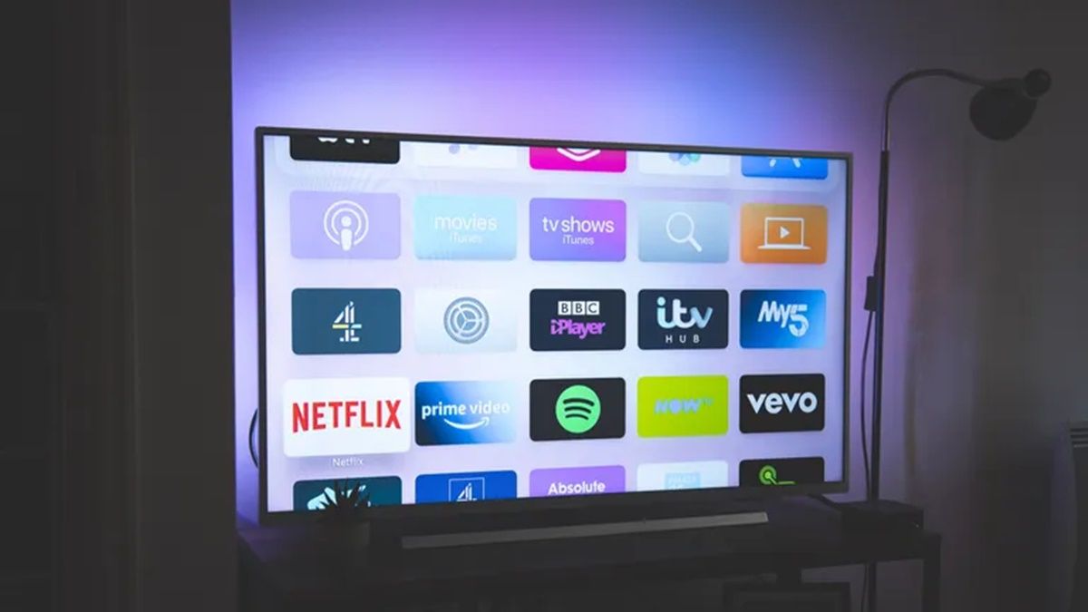El consejo de los expertos: por qué deberías desenchufar tu televisión antes de irte de vacaciones Una televisión encendida con un catálogo de aplicaciones