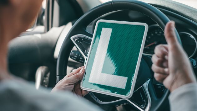 Los 5 fallos de novato que todos los conductores cometen, según la DGT