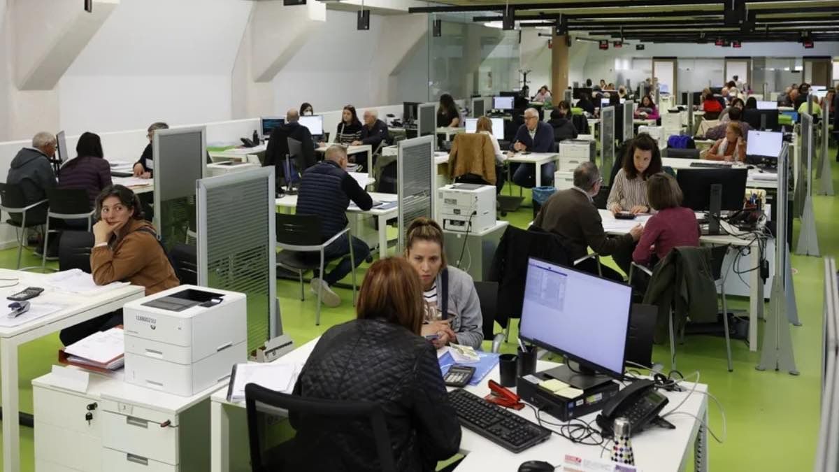 Ofertas de empleo hoy 22 de julio de 2025 en España: últimas vacantes publicadas para sector público y privado Oficina con administrativos