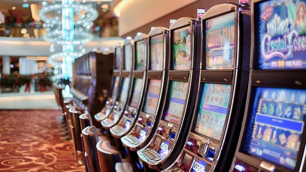 Despedido el trabajador de un salón de juego por poner una banderilla en la cabeza de un cliente que se había dormido: es improcedente Imagen de un salón de juego