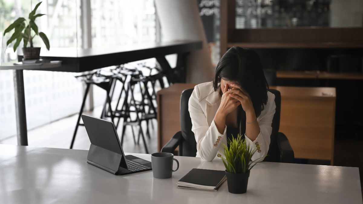 “Ya no quiero ir a trabajar”: si te sientes identificado con esta frase podrías estar sufriendo mobbing laboral Una empleada con ansiedad en su puesto