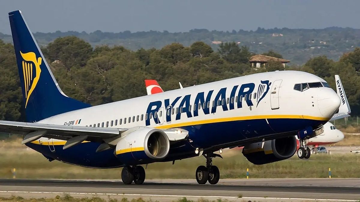 Estos son los mejores trucos para viajar barato este verano Un avión de la compañía Ryanair
