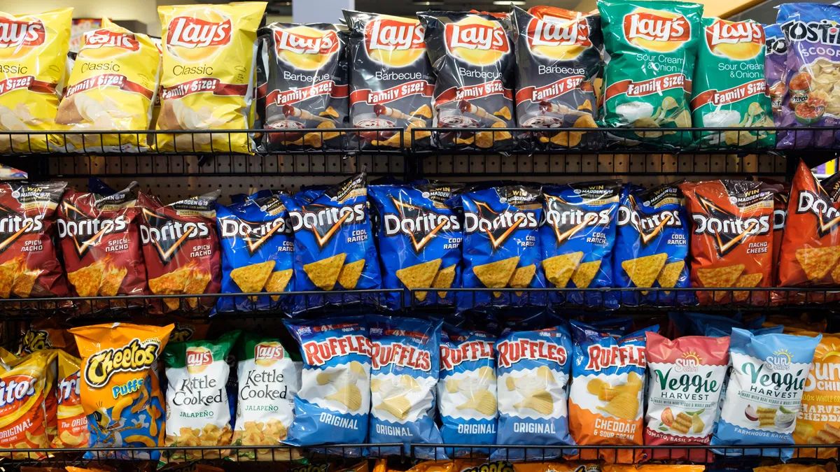 Bolsas de patatas fritas en el supermercado Bolsas de patatas fritas en el supermercado