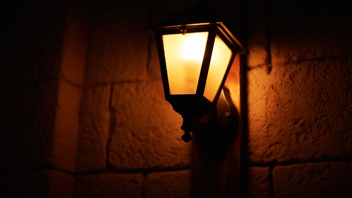 El precio de la luz hoy miércoles, 23 de julio Una farola en la calle