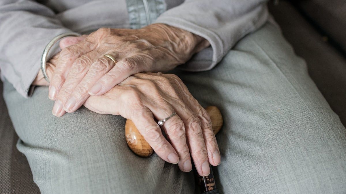 una anciana sentada una anciana sentada