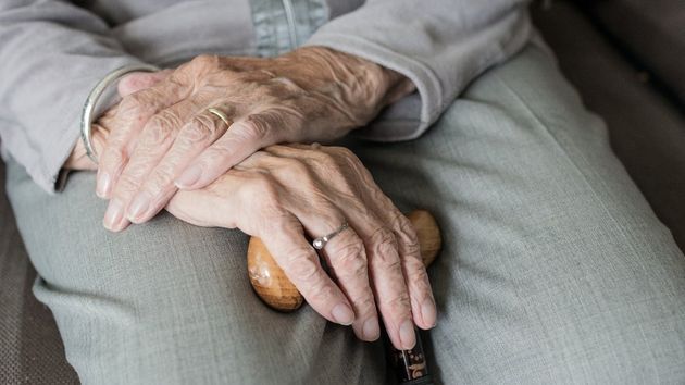 Una hija cuida de su madre hasta su muerte y le quitan su parte de la herencia de 1,77 millones de euros solo por ser mujer: la justicia obliga a modificar el testamento