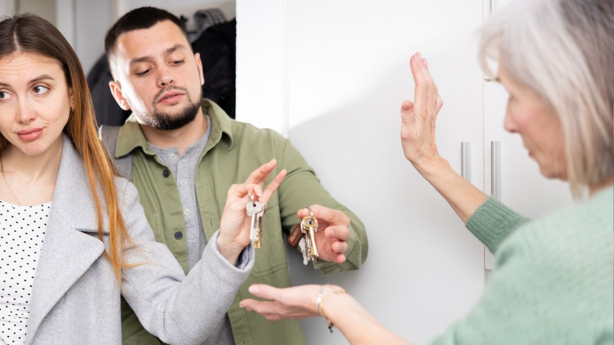 Personas entregando las llaves de una vivienda Personas entregando las llaves de una vivienda