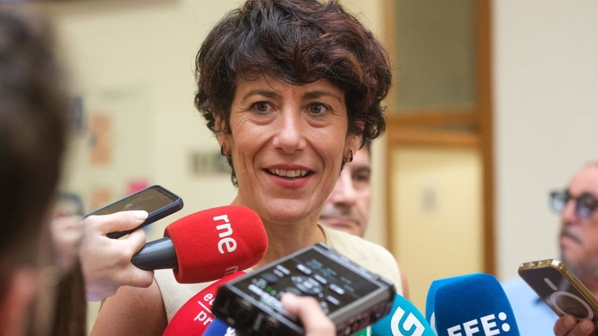 La Seguridad Social saca a audiencia pública la normativa de jubilación reversible Elma Saiz rodeada de periodistas