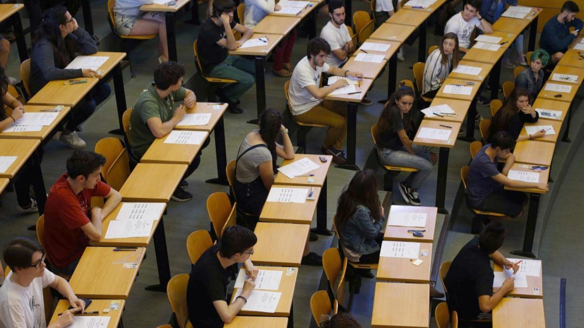 La oposición con casi 1.000 plazas y sueldo de 23.976 euros para ser funcionario con la ESO Opositores sentados en una sala