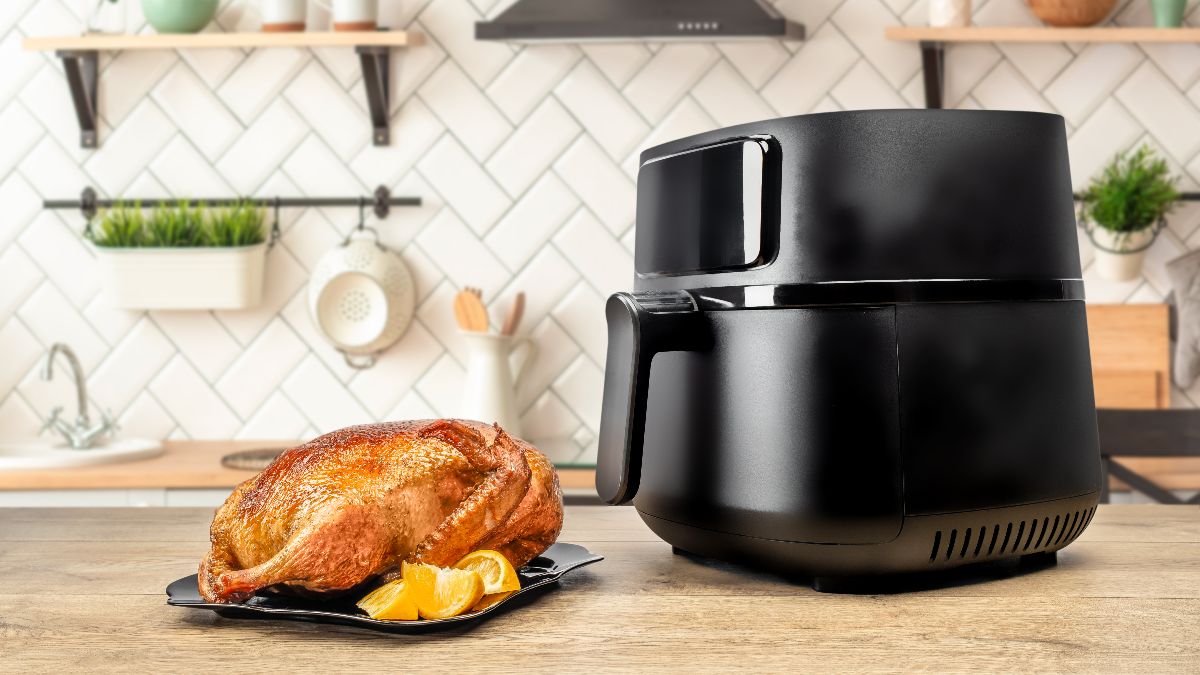 La OCU avisa de la retirada de una conocida freidora de aire por problemas de seguridad eléctrica: qué hacer si tienes una en tu cocina Freidora de aire con un pollo