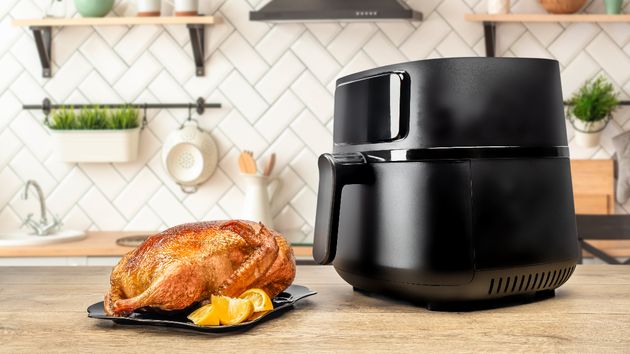 La OCU avisa de la retirada de una conocida freidora de aire por problemas de seguridad eléctrica: qué hacer si tienes una en tu cocina