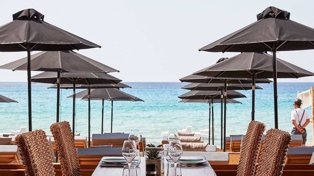 Dos turistas disfrutan de una comida en la playa hasta que les llega la cuenta y quedan horrorizados: 1.000 euros por solo tres platos