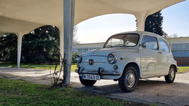 La historia detrás del misterioso Seat 600 que lleva aparcado en Moncloa desde hace 50 años