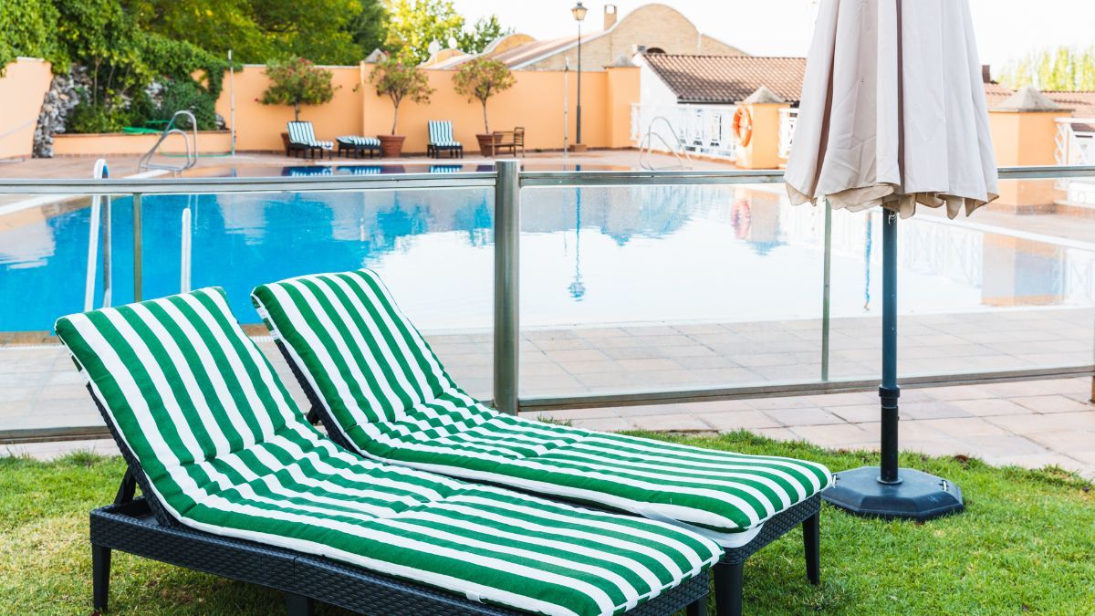 Tumbonas en la piscina de una comunidad de vecinos 