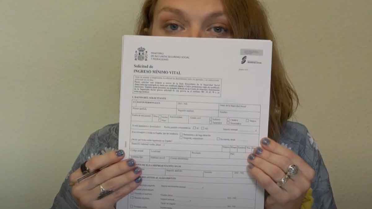 Una madre logra cobrar un Ingreso Mínimo Vital de 8.967,39 euros después de que la Seguridad Social se lo denegara por “no acreditar la guarda y custodia judicial” Una mujer con la solicitud del Ingreso Mínimo Vital