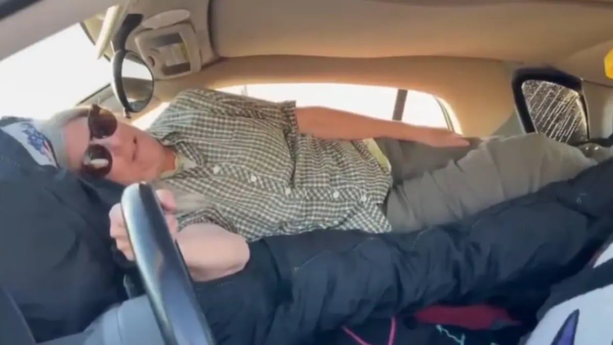 Una mujer durmiendo dentro de un coche