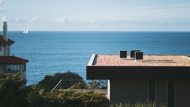 Se queda sin las vistas al mar por las obras del vecino y ahora solo verá su piscina: pide la suspensión del permiso de obras para que no pueda reformar la casa