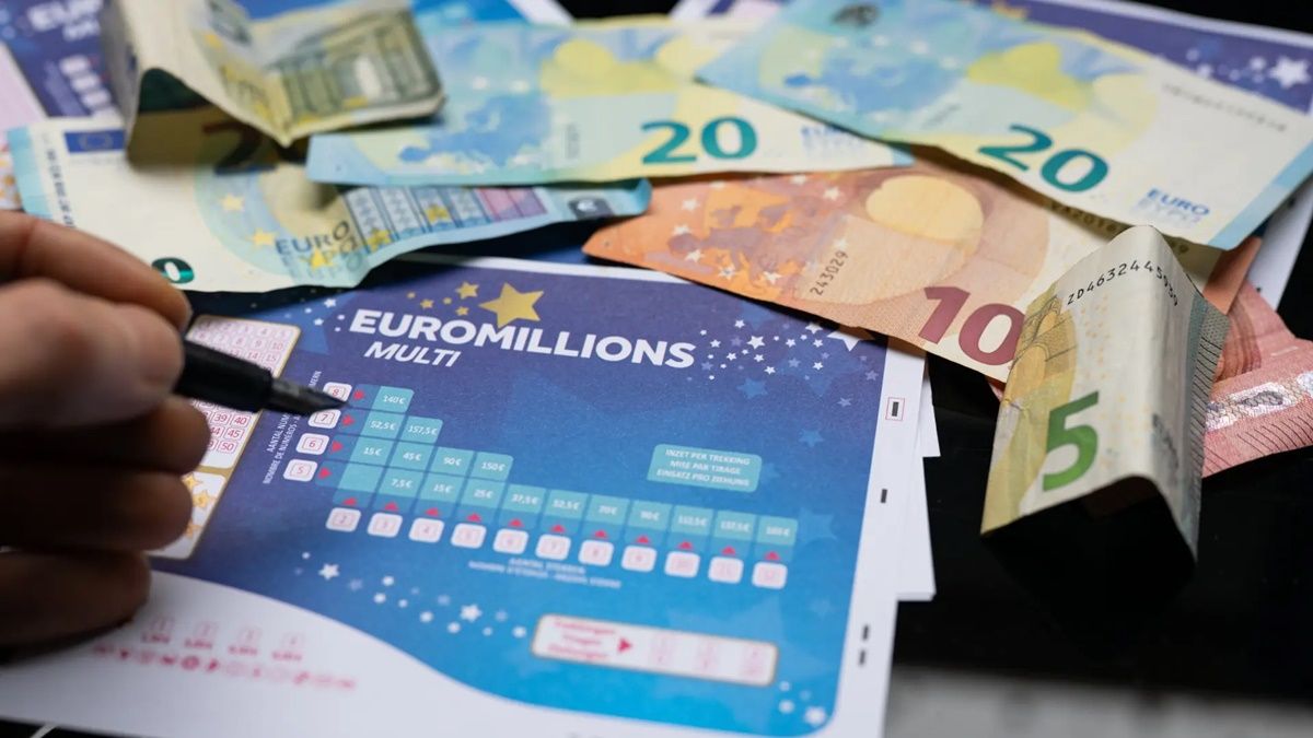 Un billete de Euromillones y algunos billetes Un billete de Euromillones y dinero