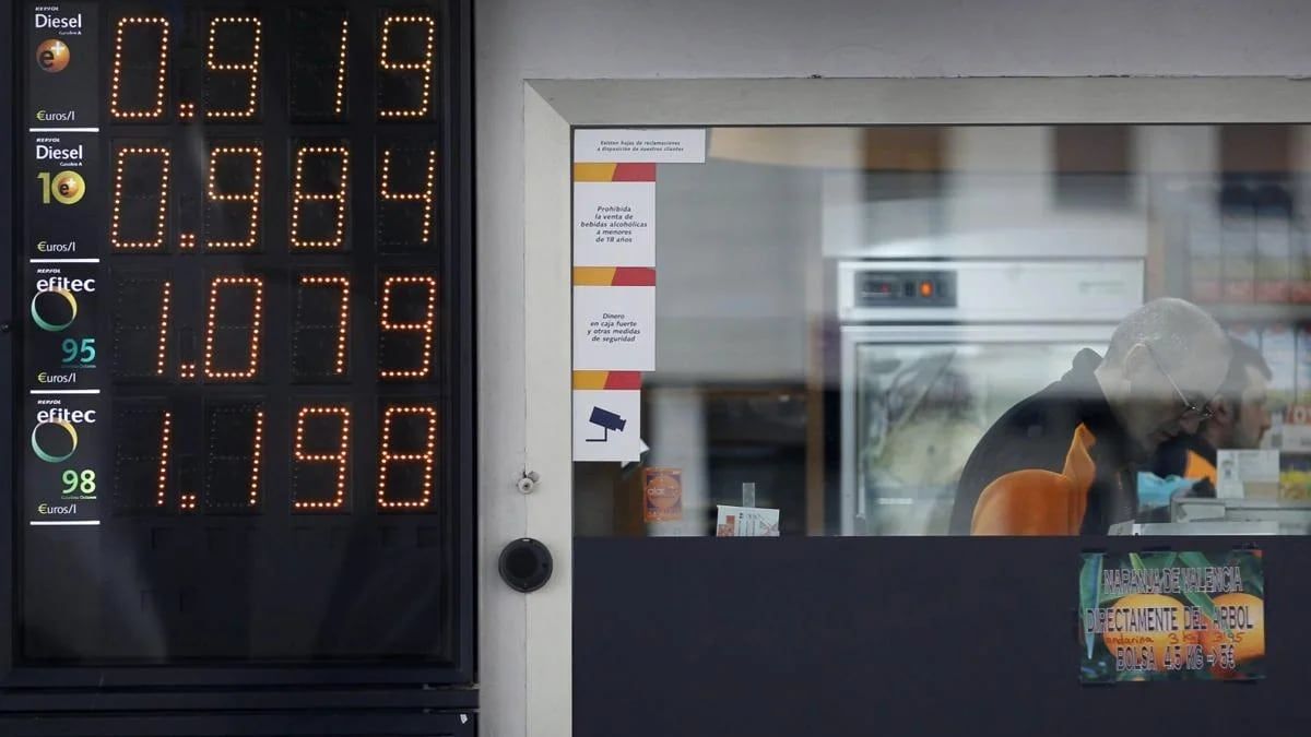 Precio de los carburantes en una gasolinera Precio de los carburantes en una gasolinera