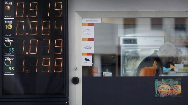 El precio de la gasolina se mantiene a las puertas de agosto y el diésel ya se vende a 99 céntimos con la nueva tarifa