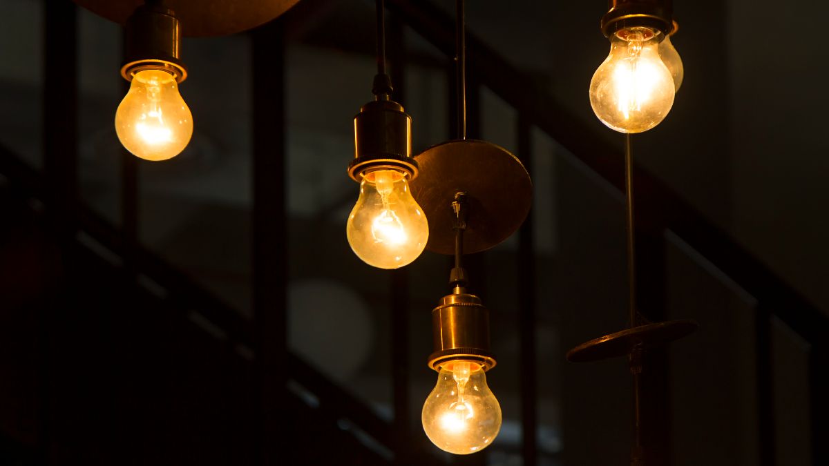 Precio de la luz, 25 de julio de 2025 (PVPC) Una bombillas encendidas
