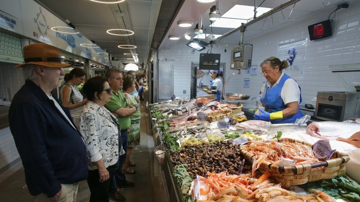 Andalucía, Madrid y la Comunidad Valenciana suman el 90% de las altas de autónomos desde 2019 Una trabajadora en su puesto de pescado