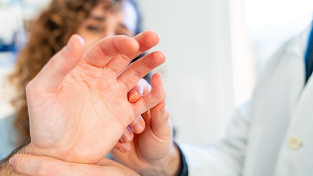 Una mujer con olfato superdesarrollado permite a los médicos descubrir un nuevo síntoma del Parkinson en la piel