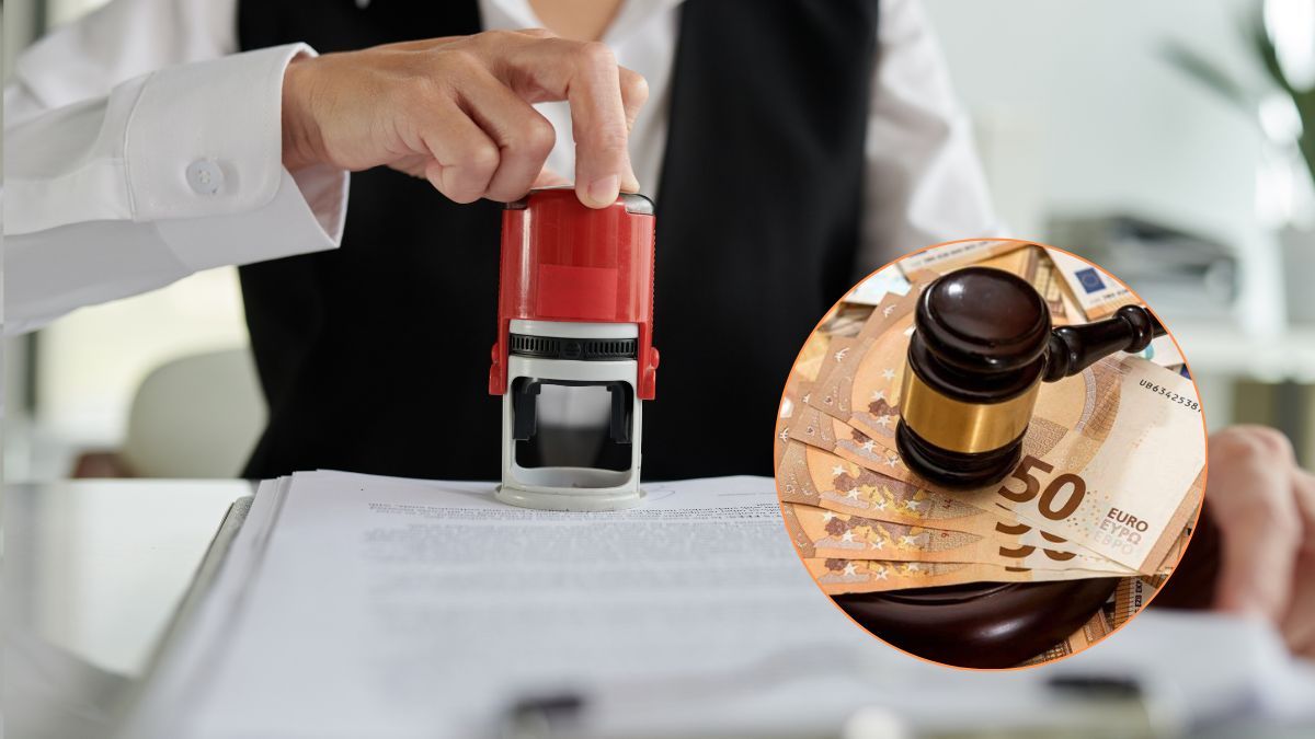 Un persona sellando un documento