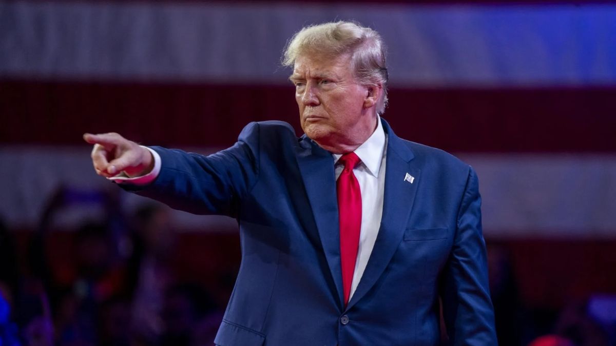Donald Trump presiona a la Unión Europea y pone fecha al acuerdo comercial: “hay mucho dinero en juego” Donald Trump señalando al frente