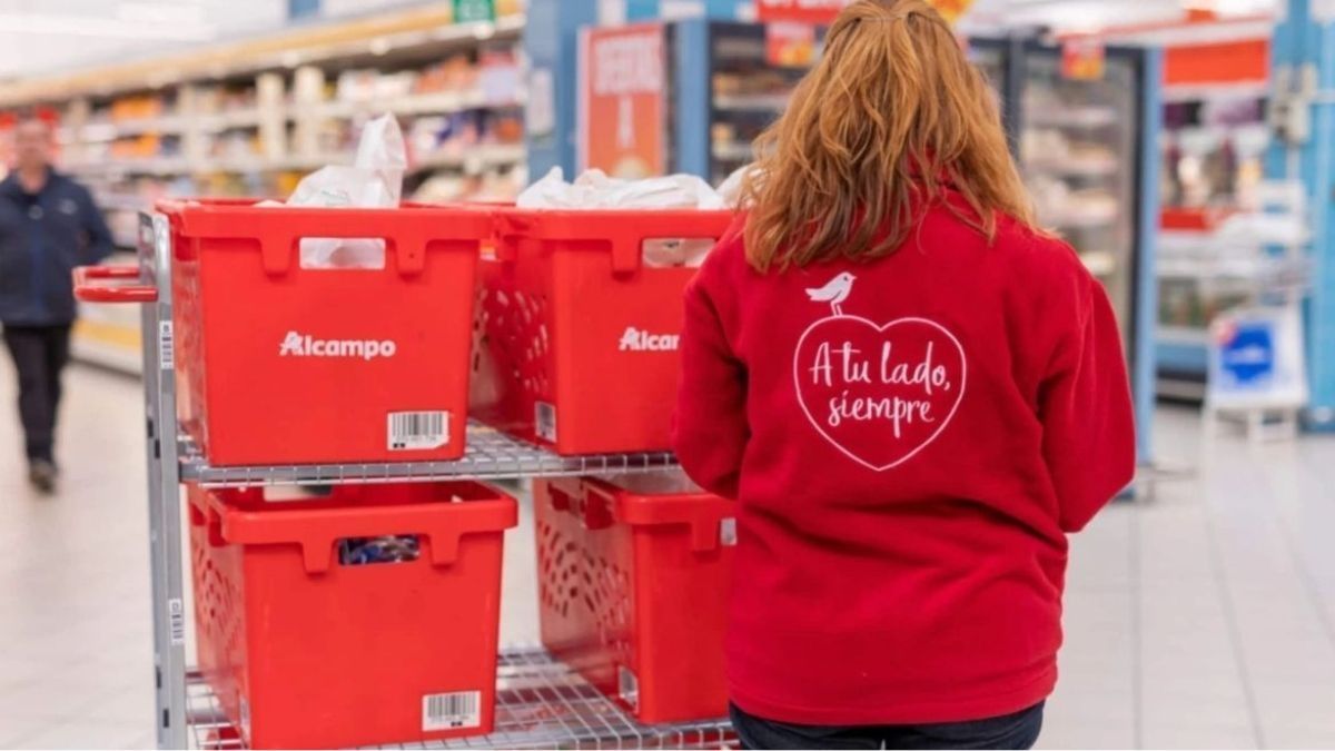 Una trabajadora de Alcampo con varias cajas