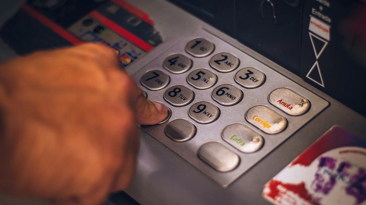 El Banco de España alerta sobre qué hacer si un cajero automático retiene billetes al ingresar dinero Un cajero automático