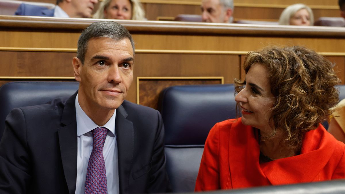 El Gobierno aprueba una deducción de 340 euros en el IRPF para los trabajadores con salario mínimo interprofesional Pedro Sánchez y María Jesús Montero