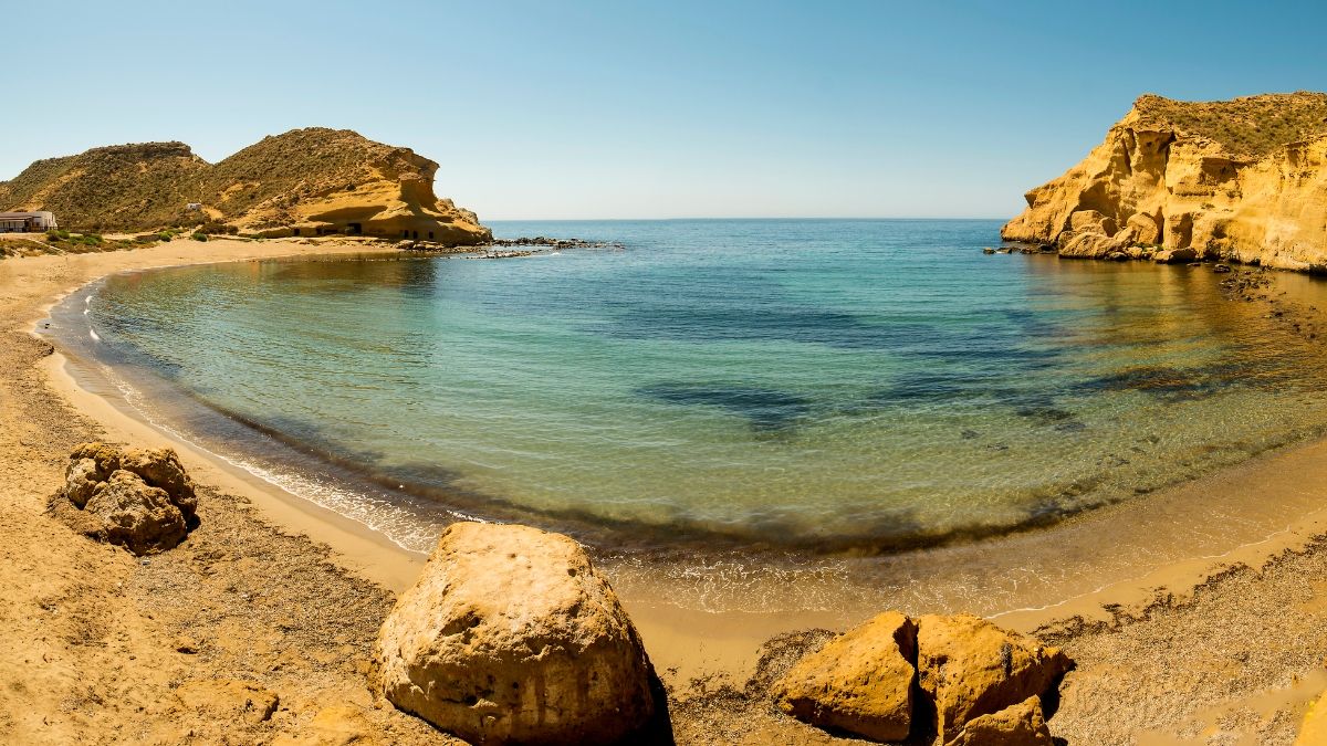 La cala que casi nadie conoce con agua transparente y una piscina natural: tiene las puestas de sol más bonitas de Andalucía Playa de los Cocedores en Pulpí