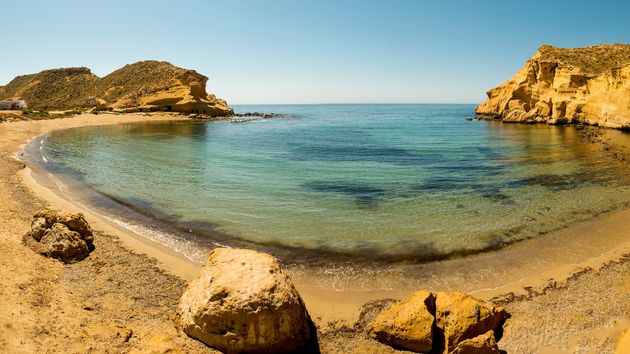La cala que casi nadie conoce con agua transparente y una piscina natural: tiene las puestas de sol más bonitas de Andalucía