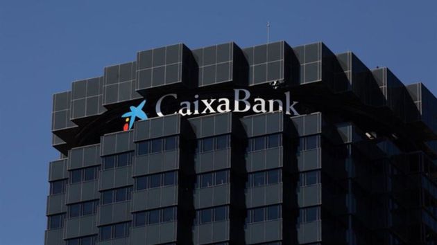 CaixaBank le despide por conceder créditos irregulares de 1,8 millones y la justicia lo declara improcedente: no actuaron a tiempo