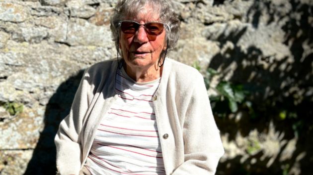 Acaba de cumplir 100 años, hace todo sola y estos son sus secretos de longevidad