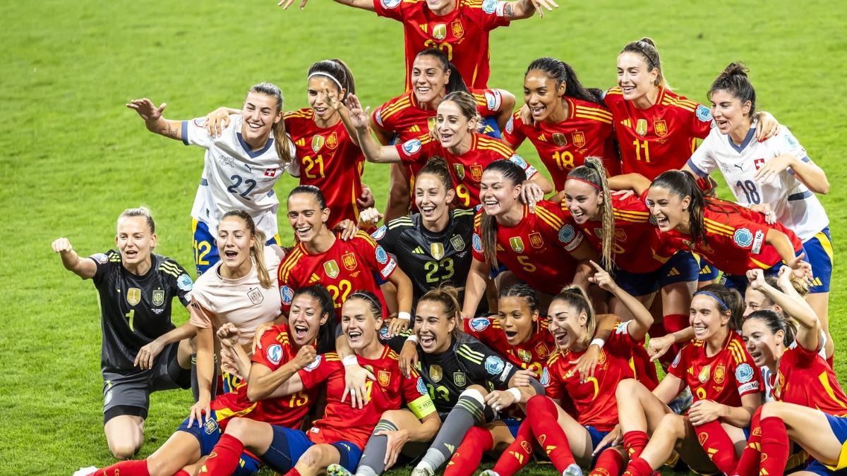 Los millones de euros que se podría haber llevado la Selección Española si hubiera ganado la Eurocopa de fútbol femenino La selección española de fútbol celebrando un triunfo