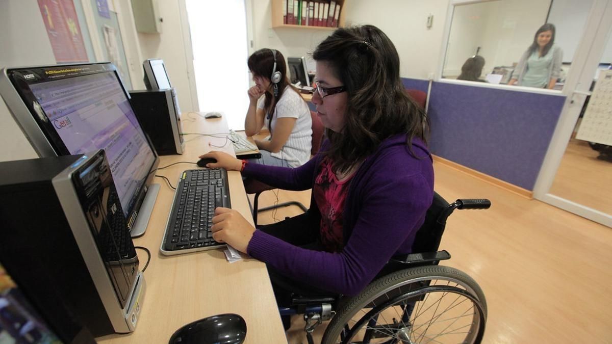 El SEPE publica nuevas vacantes para personas con discapacidad en distintos sectores profesionales Una persona en silla de ruedas trabajando