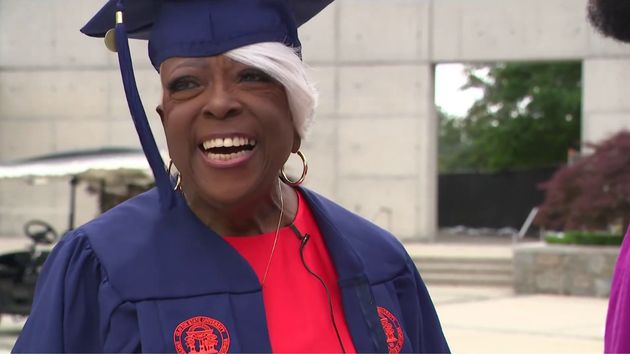 Patricia, 79 años, recién graduada en Criminología tras vencer un tumor: “Mi hijo decía que le estaba haciendo un agujero en el sofá de tanto ver telenovelas”