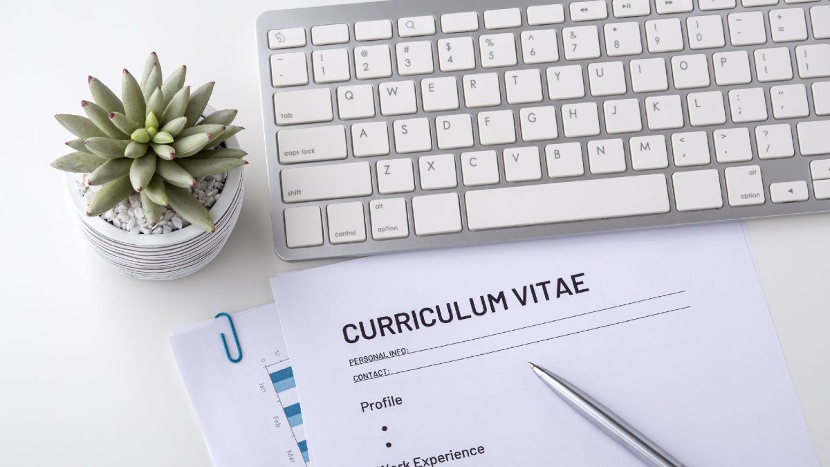 Estructura de un CV junto al teclado de un ordenador Estructura de un CV junto al teclado de un ordenador