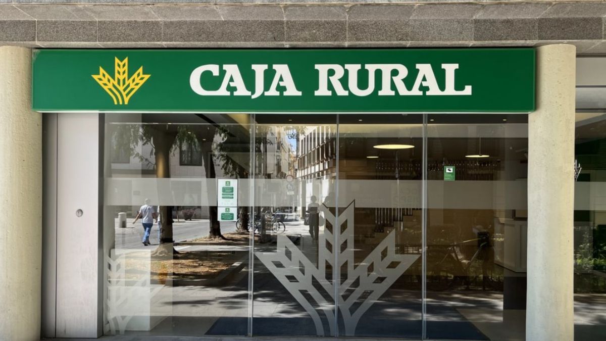 Entrada de una Caja Rural Entrada de una Caja Rural