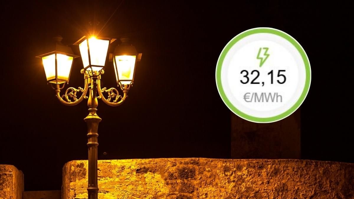 Precio de la luz martes, 29 de julio de 2025: las horas más baratas y caras dentro del mercado mayorista Una farola encendida por la noche y el precio de la luz